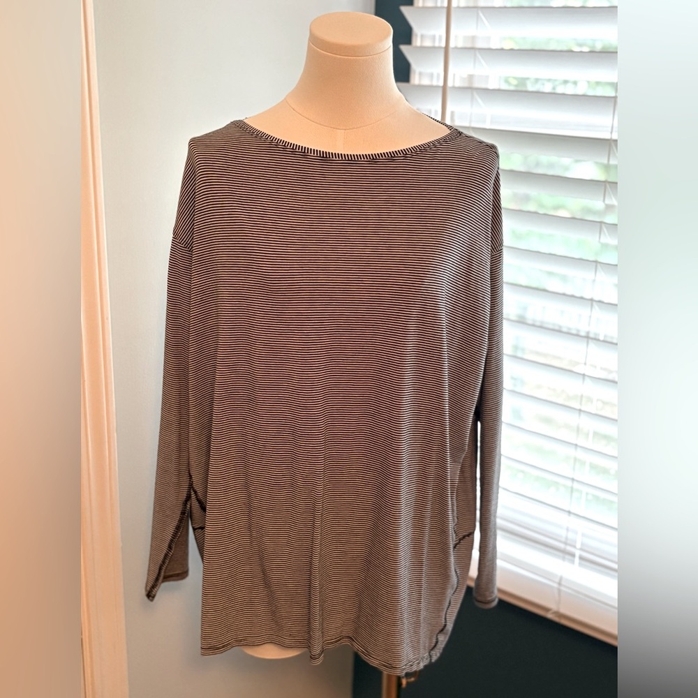 Lululemon Athletica Black and White Oversized Long Sleeve Blouse